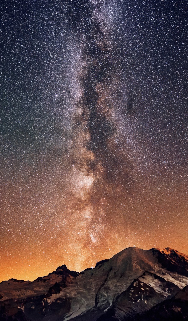 Млечный путь в звездном небе над горой 