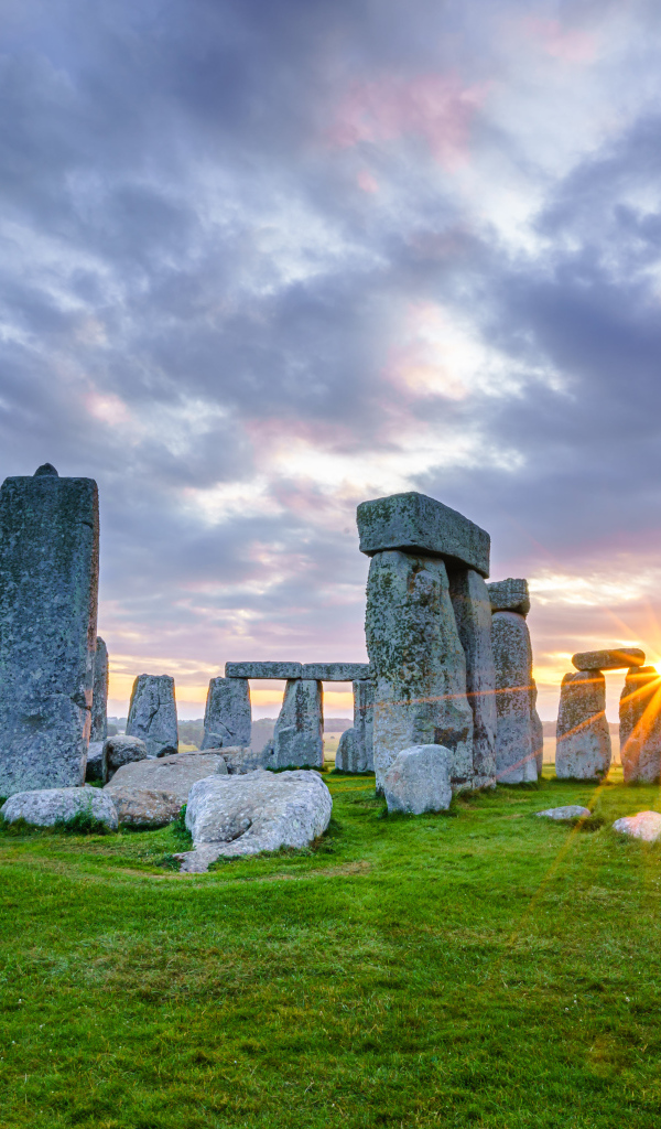Солнце пробивается сквозь камни Стоунхенджа
