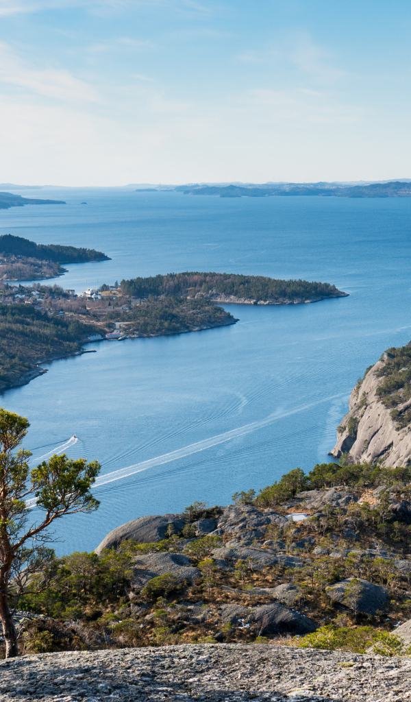 Вид со скалы на фьорд, Норвегия 