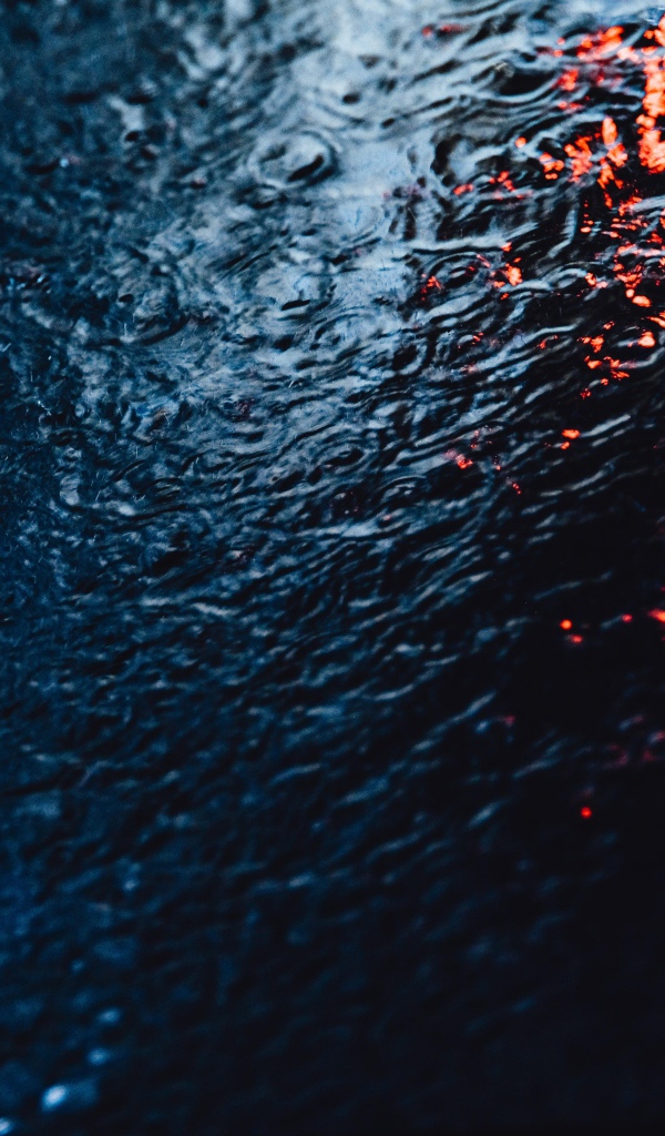 Мокрый асфальт во время дождя 