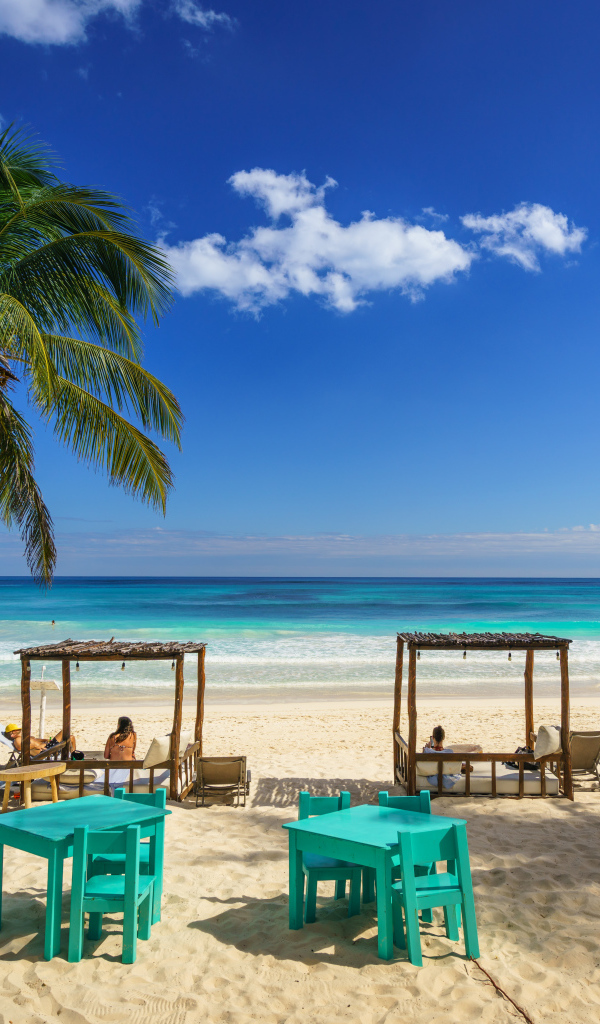 Красивый тропический пляж с горячим песком у океана 