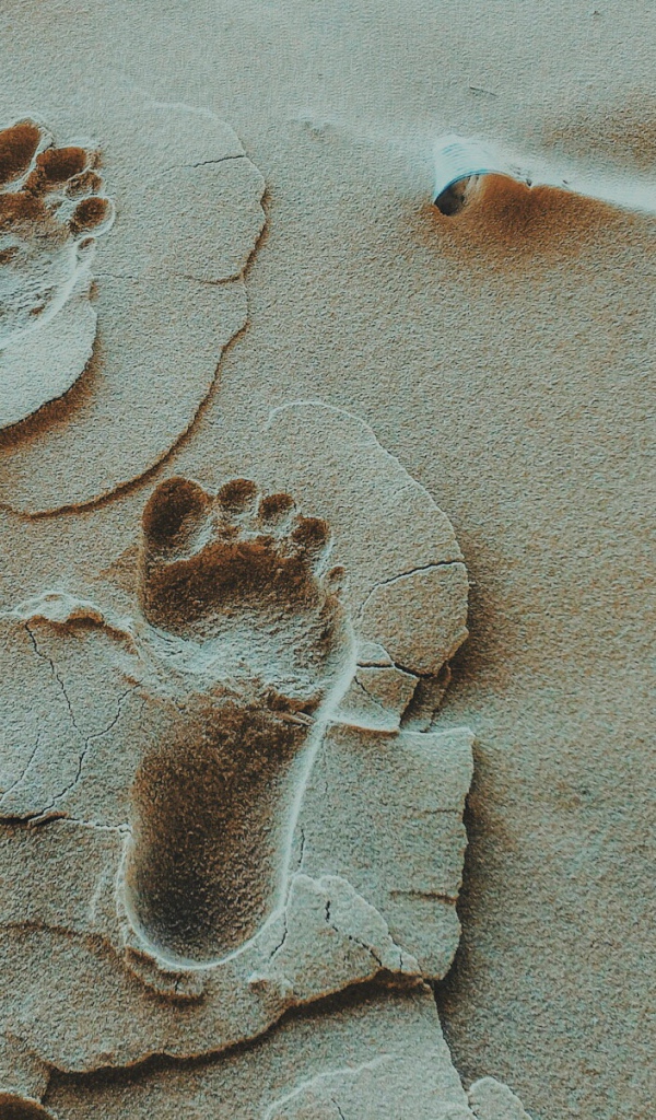 Человеческие следы на песке крупным планом