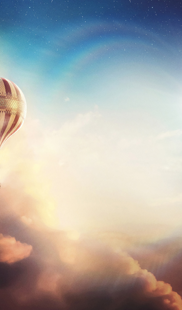 Большой воздушный шар летит над облаками на фоне солнца