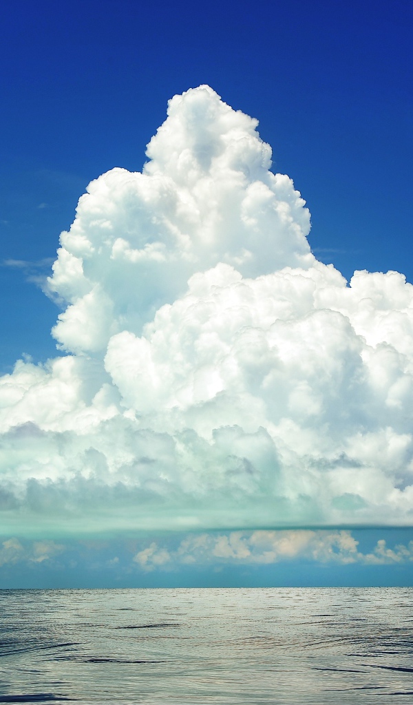 Красивое большое белое облако над морем 