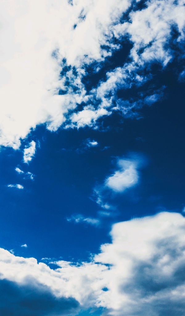 Красивое голубое небо с белыми облаками 