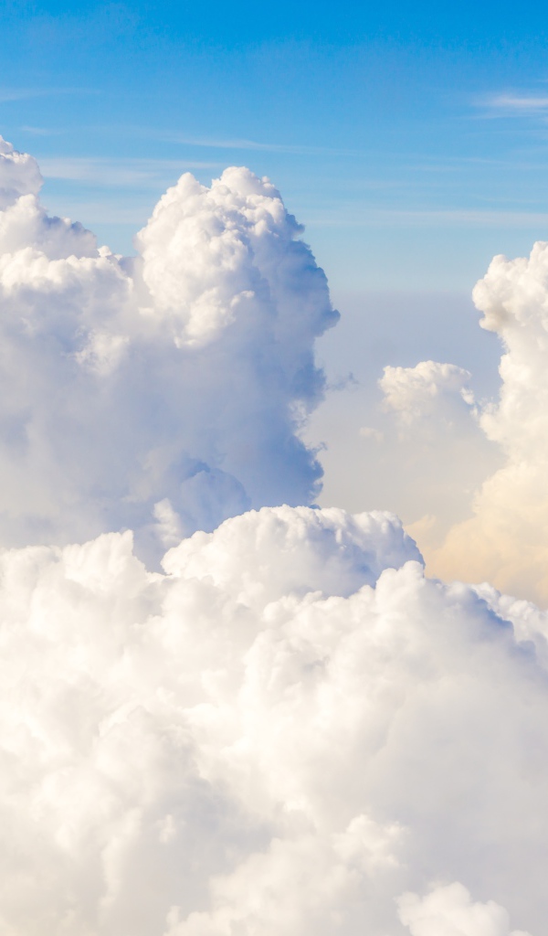 Красивые белые облака в голубом небе