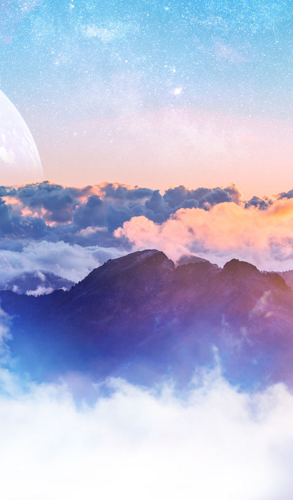 Густые облака над горами на фоне большой луны в небе