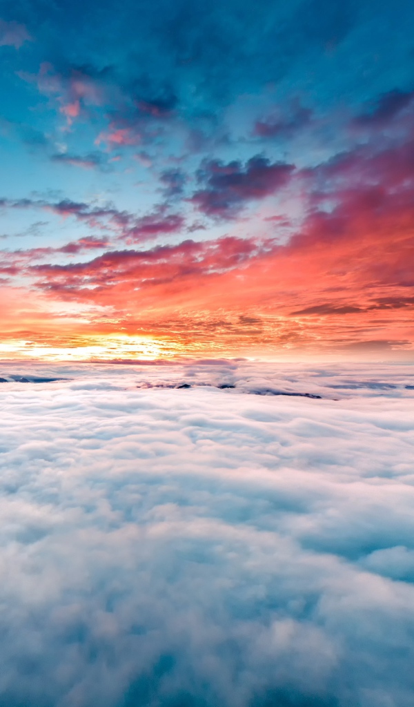 Восход солнца в небе над облаками 