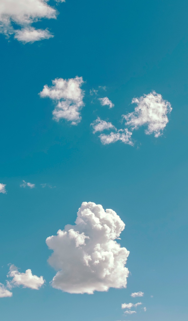 Белые облака в ясном голубом небе