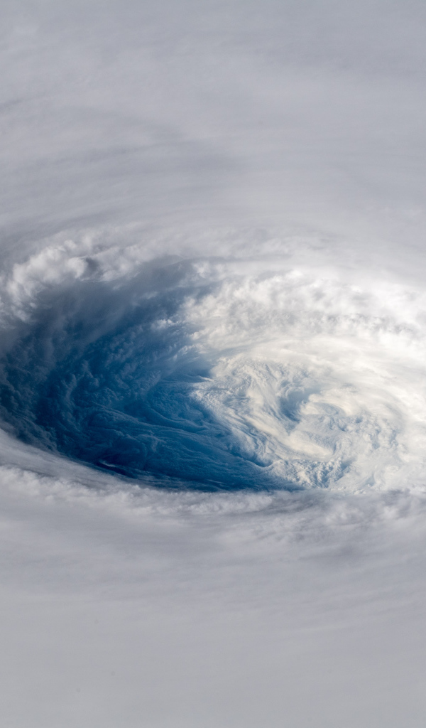 Белый тропический циклон создает воронку 