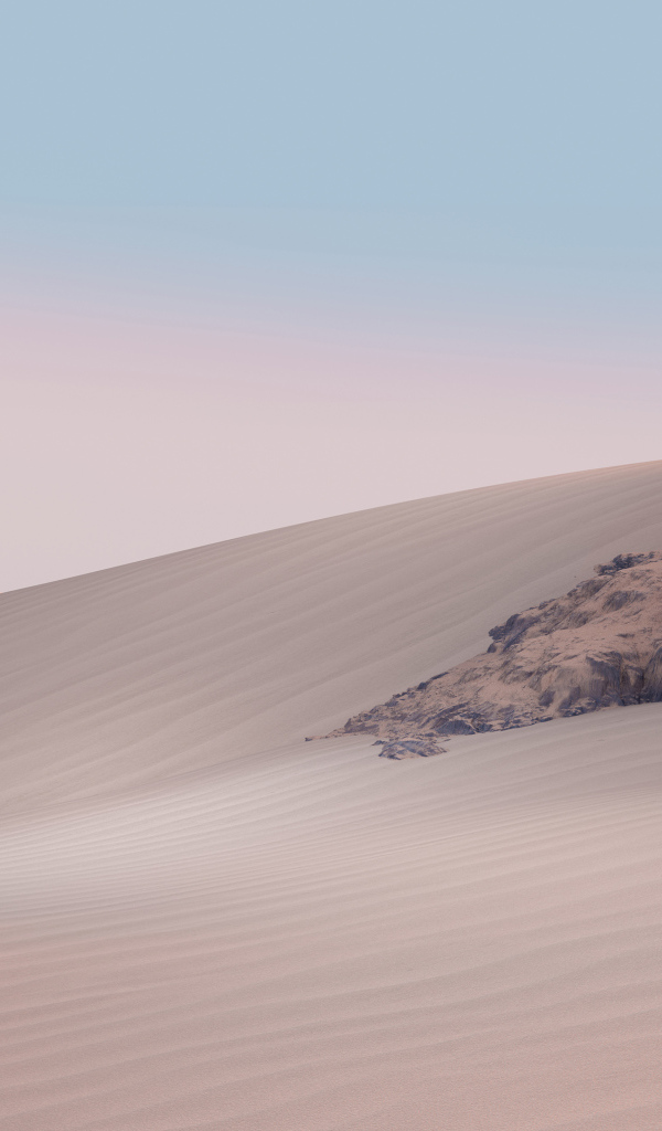 Пустыня с желтым песком на фоне голубого 