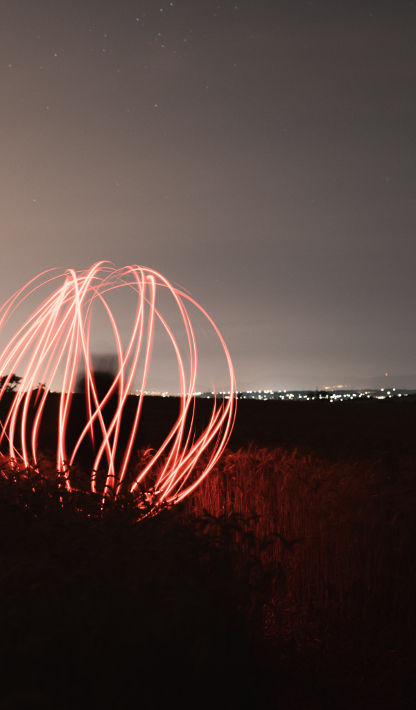 Огненный шар в поле ночью 