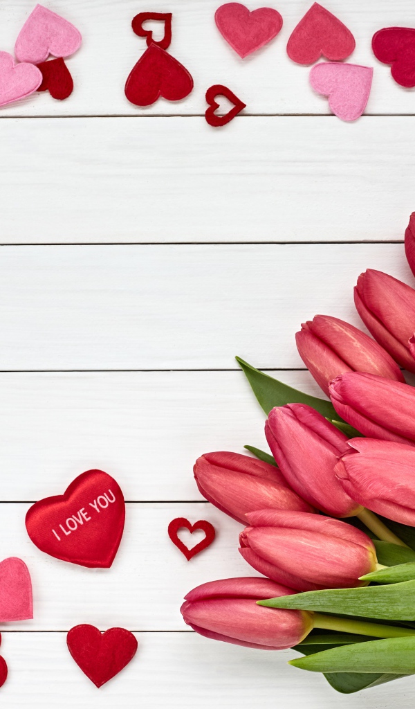 Большой букет красных тюльпанов с сердечками