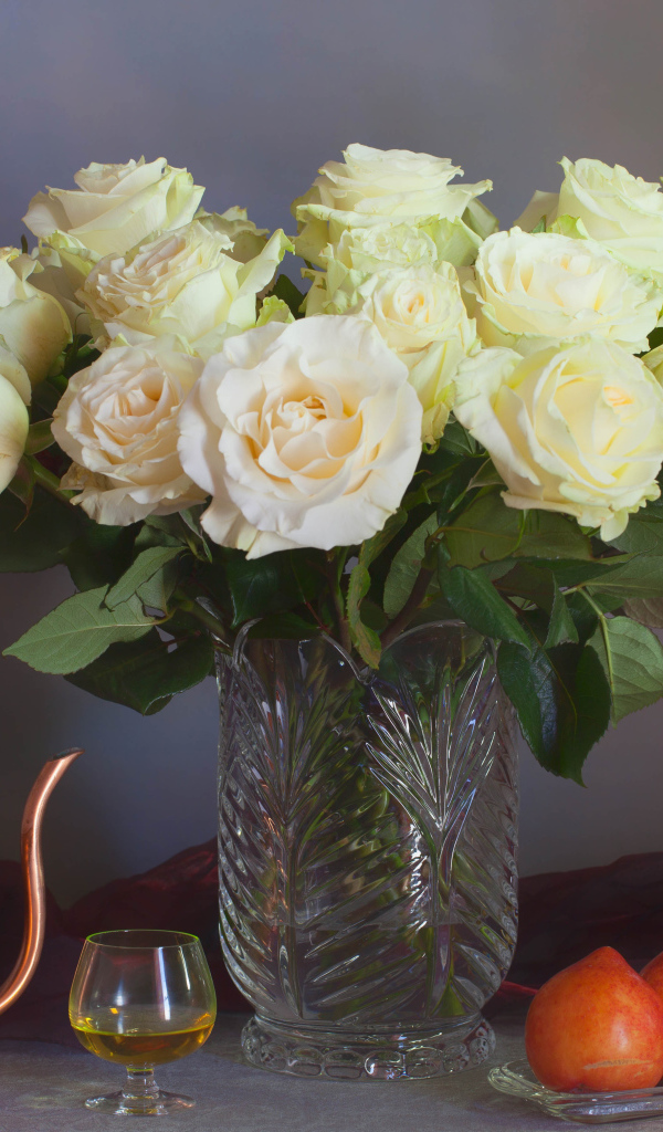 Большой букет белых роз в вазе на сером фоне