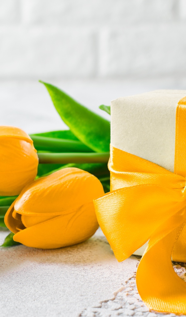 Красивый букет желтых тюльпанов с подарком