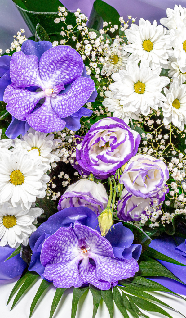 Красивый букет с цветами орхидеи, хризантемы и эустомы 