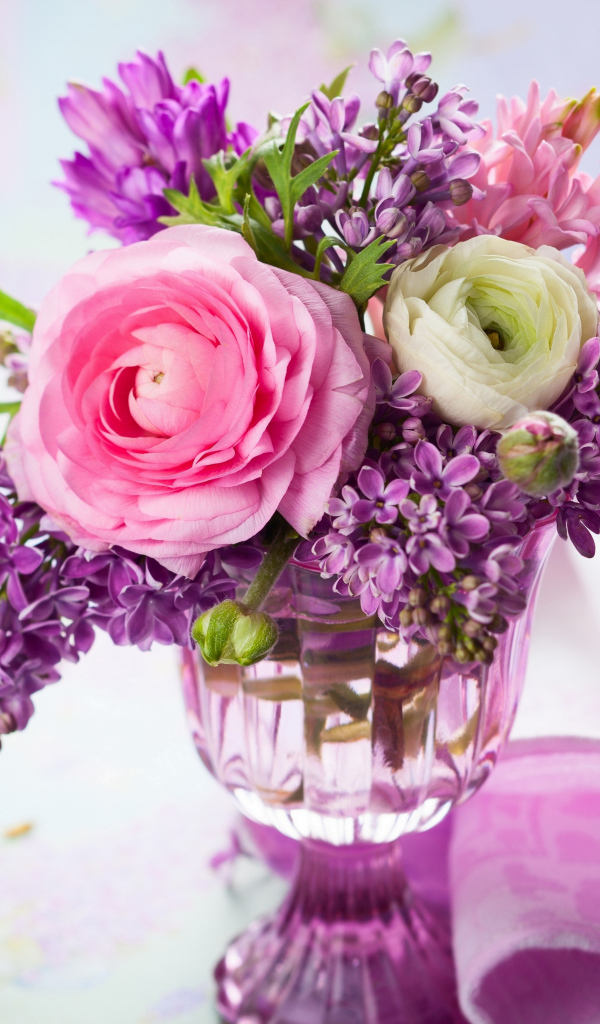 Красивые лютики и цветы сирени в вазе 