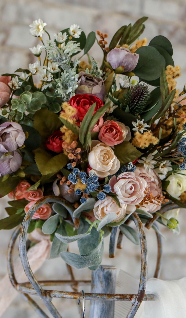 Большой красивый букет на фоне кирпичной стены 