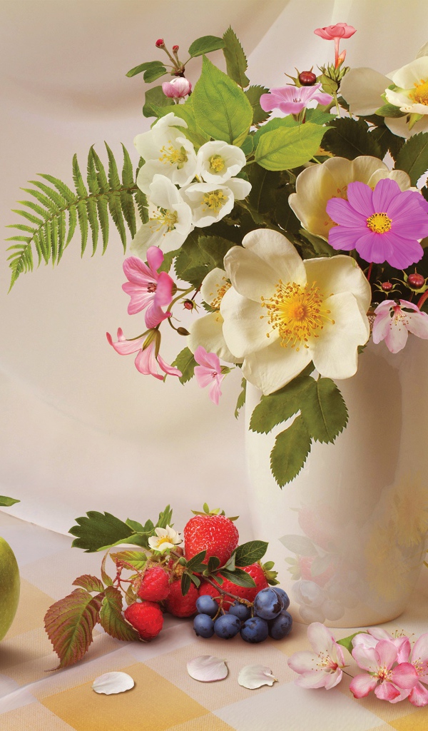 Букет в вазе на столе с фруктами и ягодами