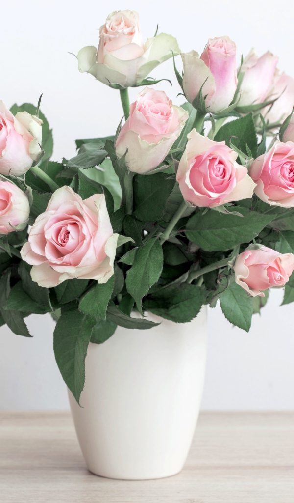 Букет красивых розовых роз в белой вазе 