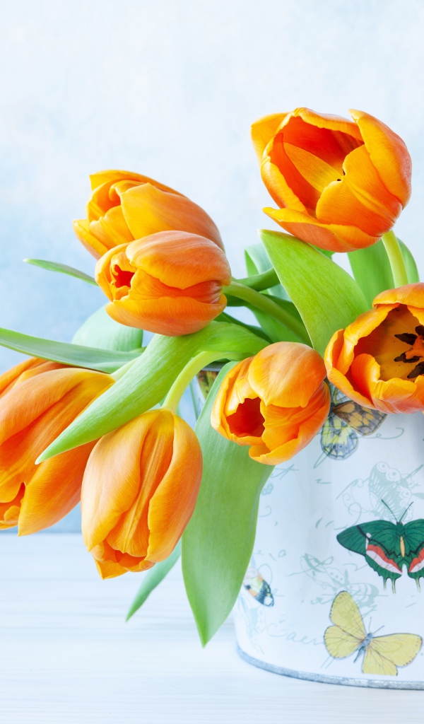 Букет оранжевых тюльпанов в вазе 