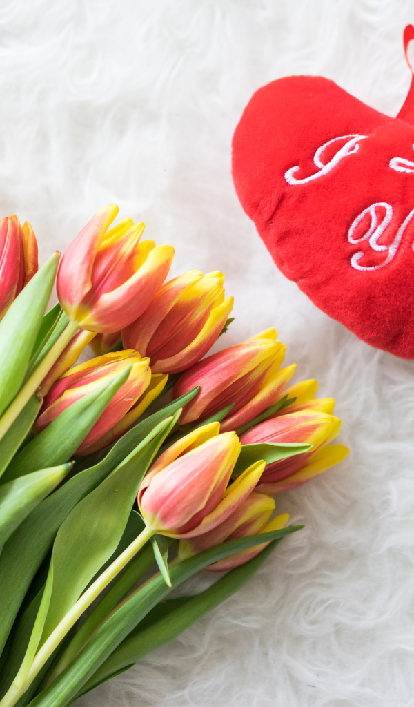 Букет оранжевых тюльпанов с красным сердцем 