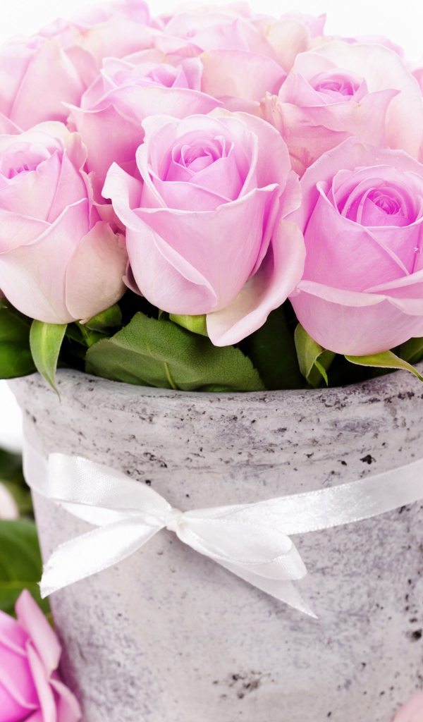 Букет розовых роз в вазе с белой лентой 