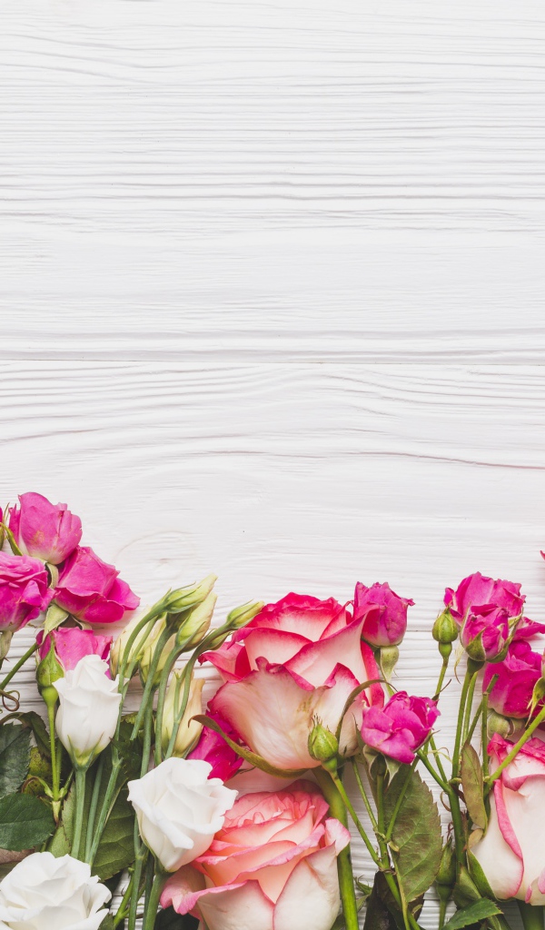 Букет розовых роз на белом столе 