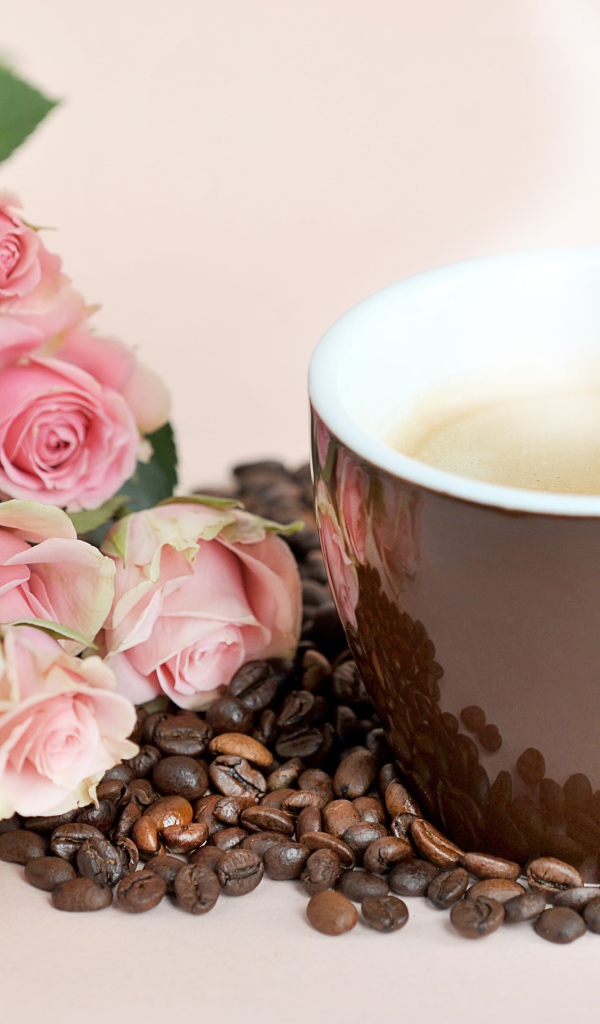 Букет розовых роз с чашкой кофе и зернами