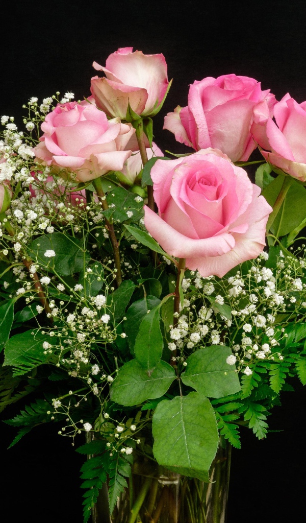 Букет розовых роз с белыми цветами на черном фоне