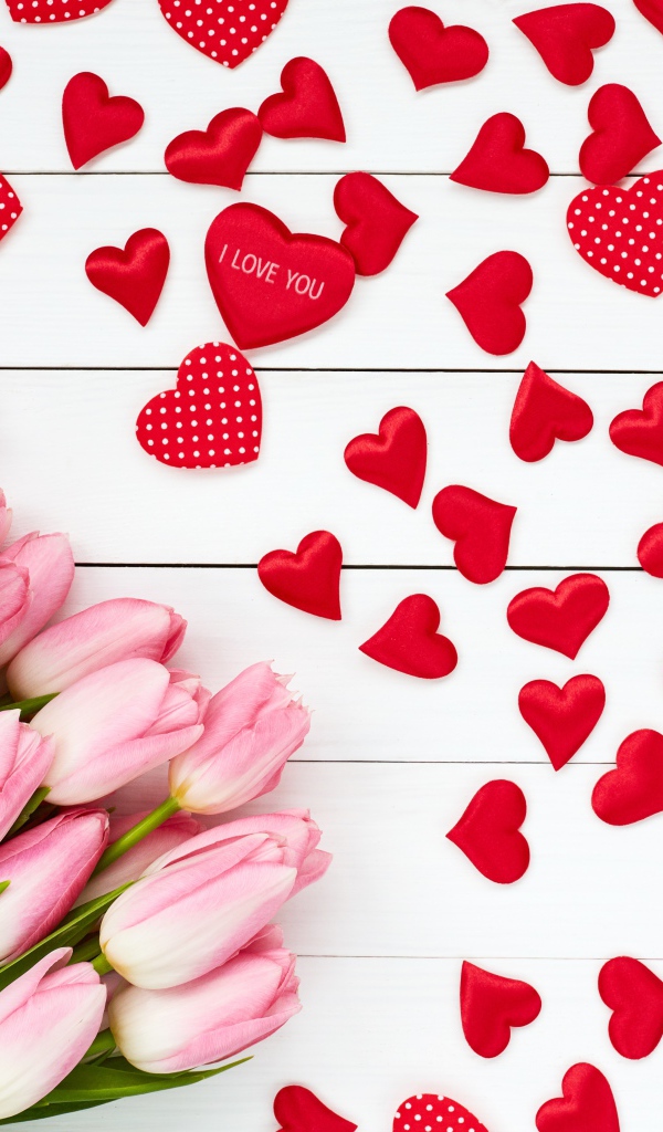 Букет розовых тюльпанов на белом фоне с красными сердечками