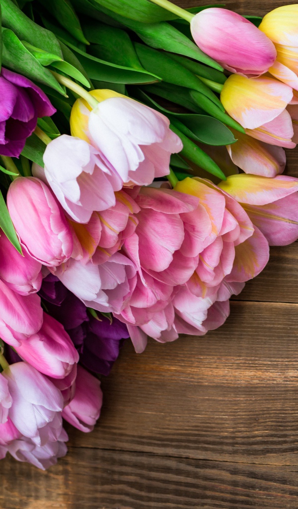 Букет розовых тюльпанов на деревянном фоне