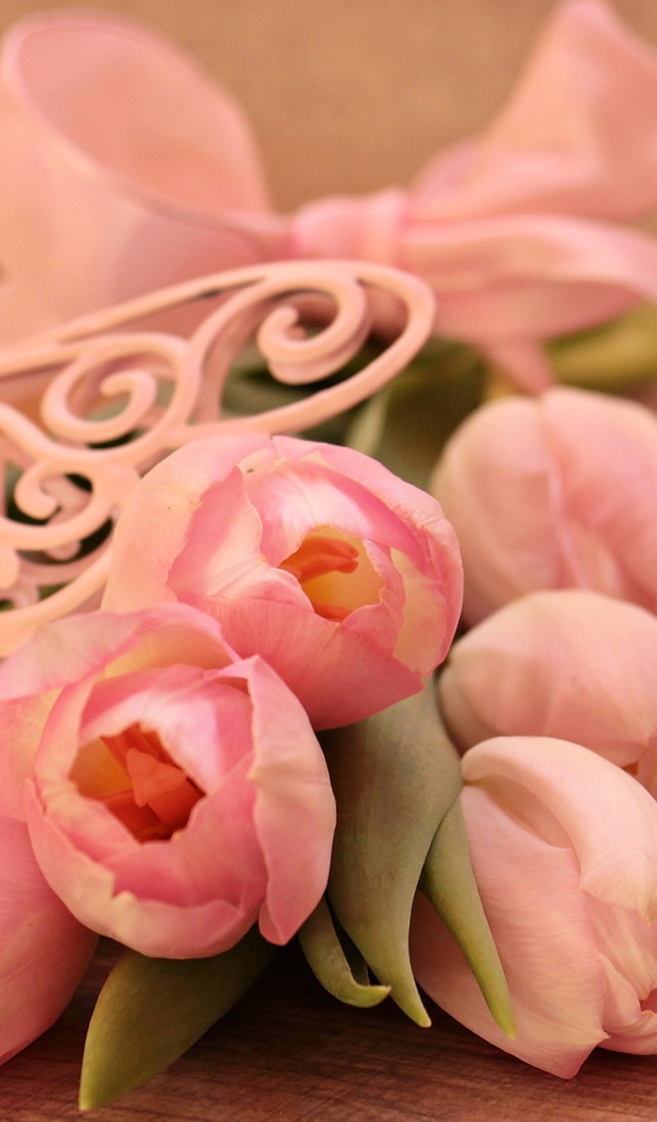 Букет розовых тюльпанов с лентой и бабочкой