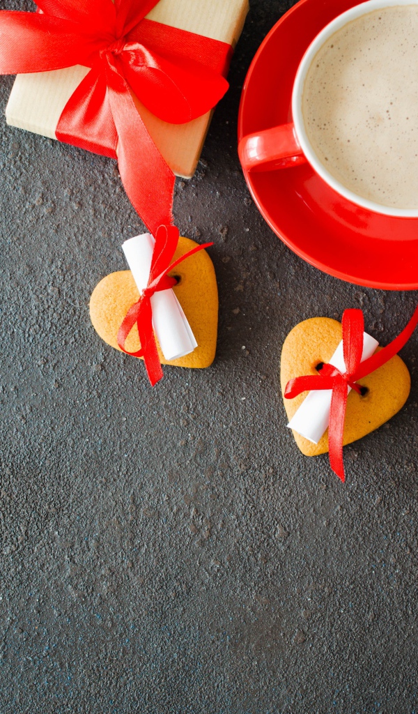 Букет красных тюльпанов, подарок, печенье и кофе для любимой 