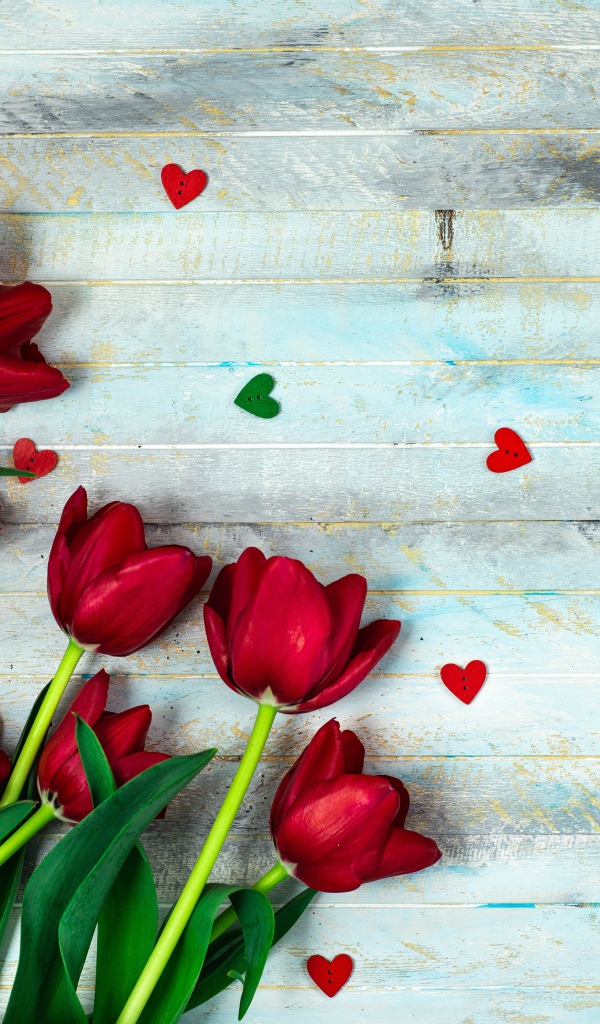 Букет красных тюльпанов на деревянном столе