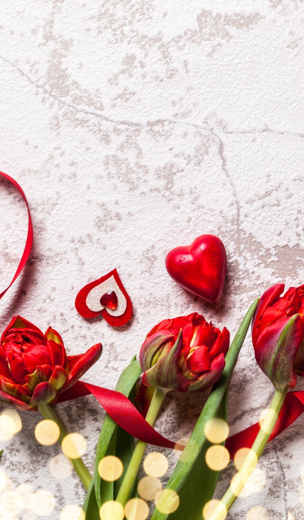 Букет красных тюльпанов с сердечками на сером фоне