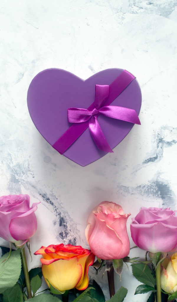 Букет роз с фиолетовой коробкой в форме сердца 