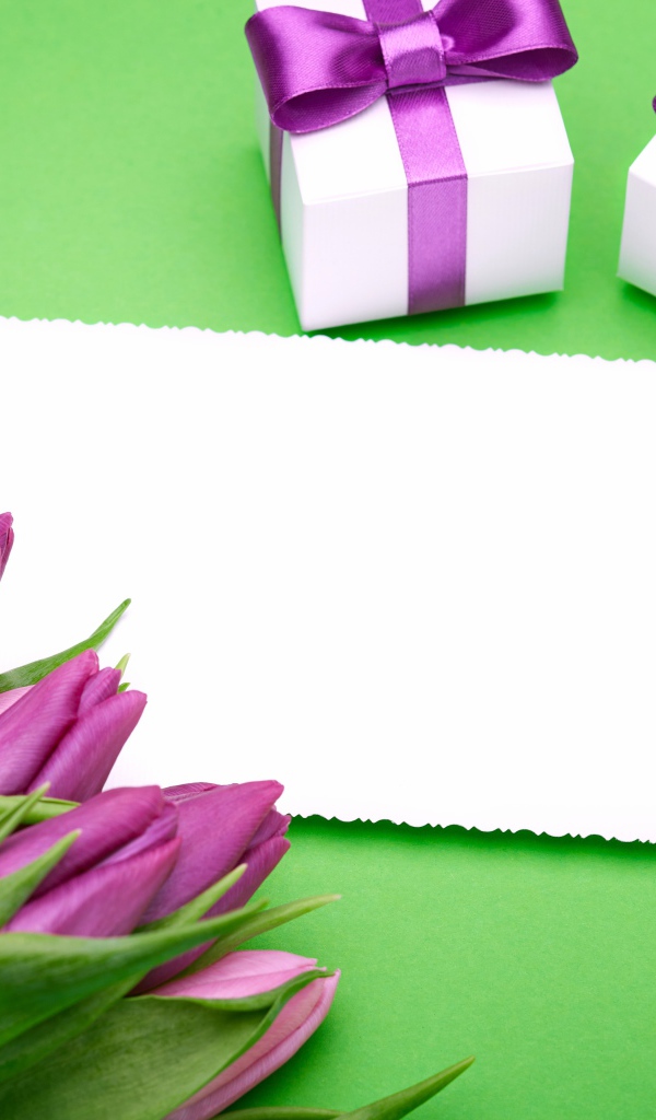 Букет тюльпанов на столе с листом бумаги и подарками 