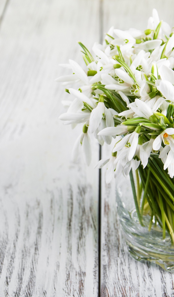 Букет белых подснежников в вазе на столе
