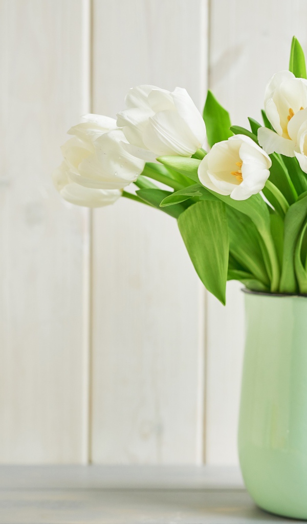 Букет белых тюльпанов в вазе на белом фоне 