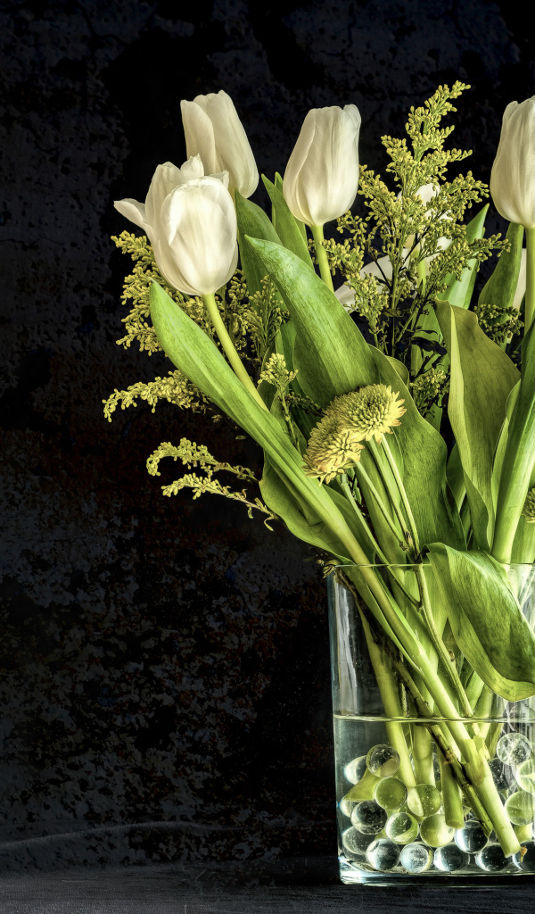 Букет белых тюльпанов с зелеными хризантемами в вазе на черном фоне 