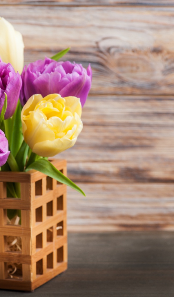 Букет желтых и сиреневых тюльпанов в вазе 