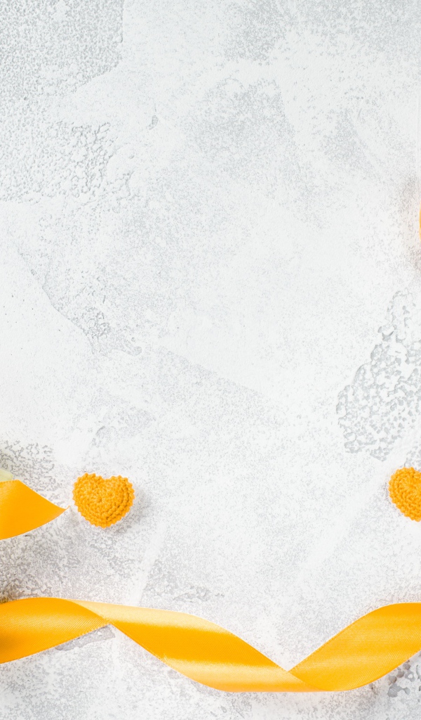 Букет желтых тюльпанов с лентой и подарком на сером фоне