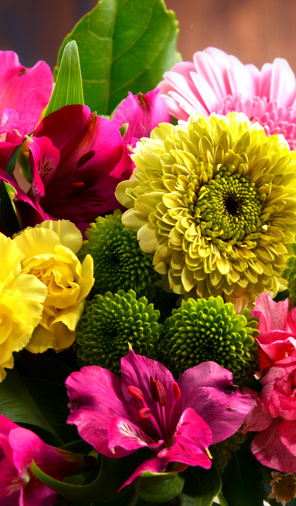 Букет с различными цветами крупным планом