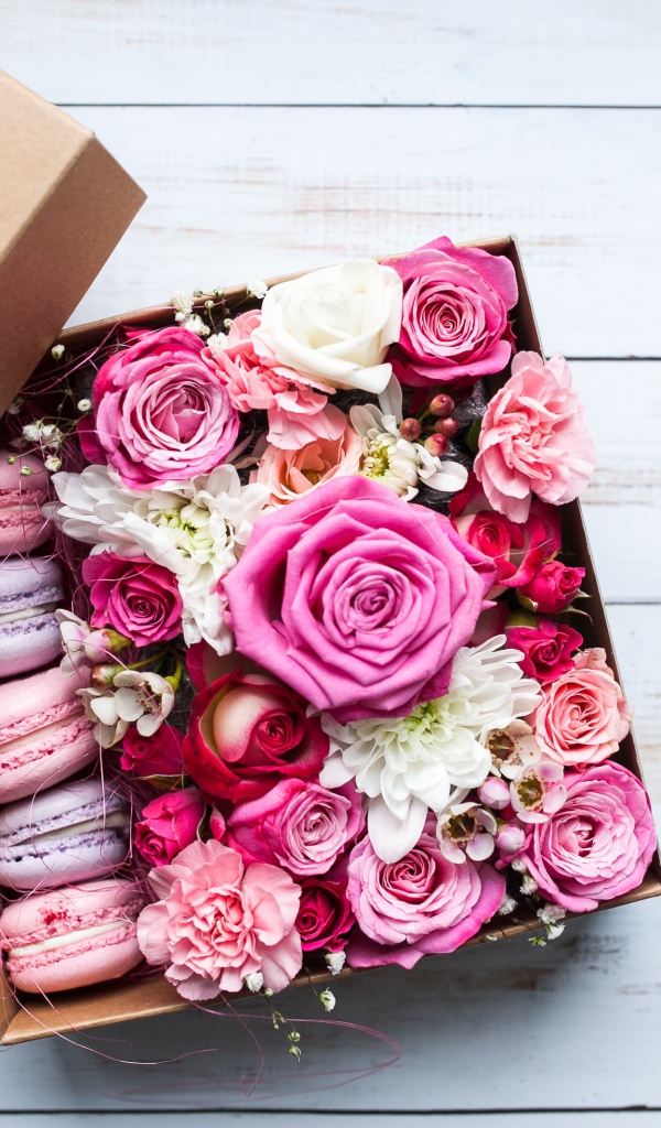 Коробка с живыми цветами и десертом на подарок