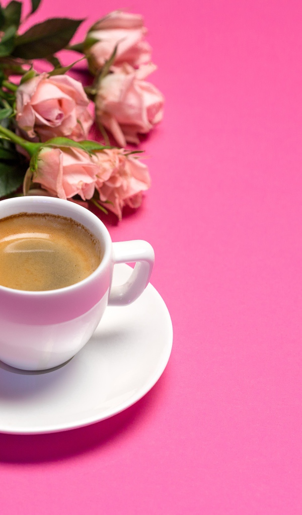 Чашка кофе и букет красивых роз на розовом фоне
