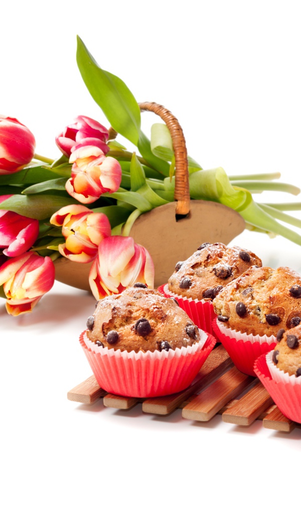 Кексы с шоколадом и букетом тюльпанов на белом фоне