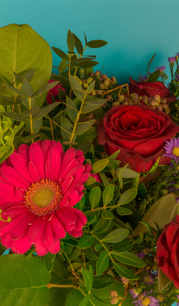 Праздничный букет на голубом фоне