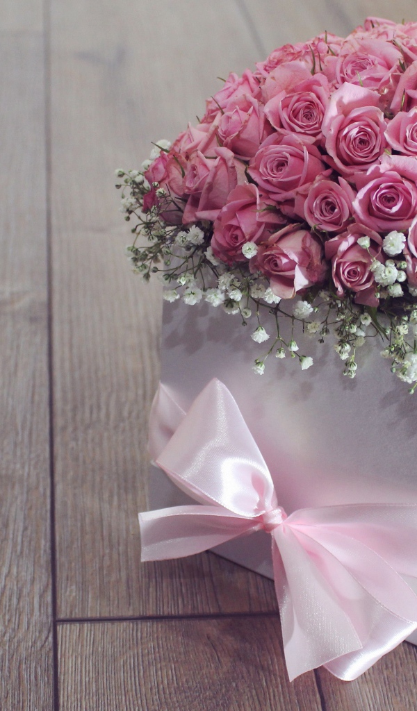 Подарочная коробка с букетом розовых роз и бантом
