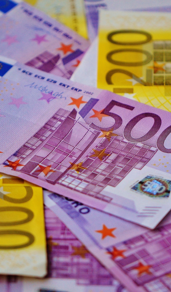 Розовые и желтые купюры евро крупным планом